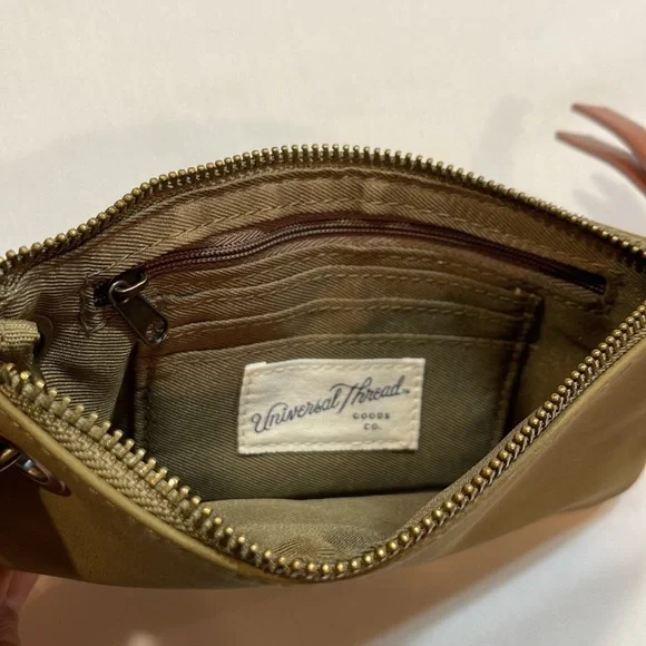 UNIVERSAL THREAD Green zippered wristlet - Picture 3 of 11